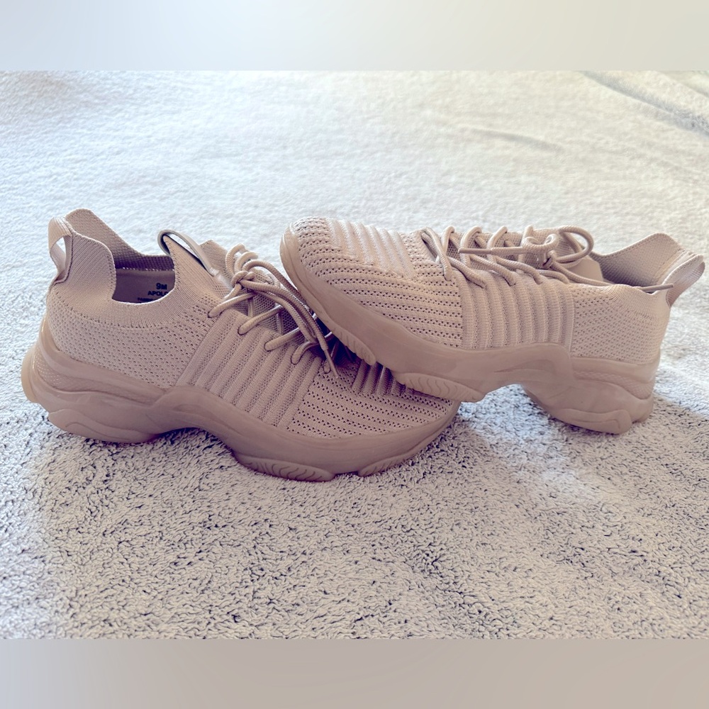 Cushionaire Tennis Shoes. Size 9 women’s.